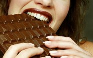 200116687-001 / Woman Eating Chocolate
